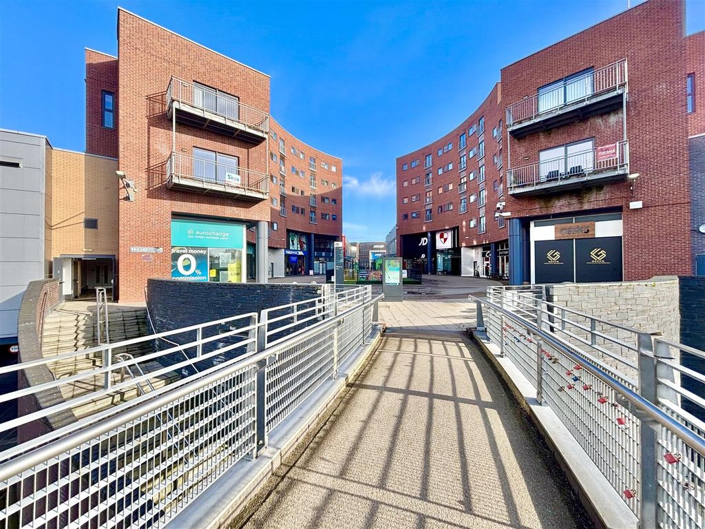 2 bed flat for saleMeadow Court, Wrexham LL13