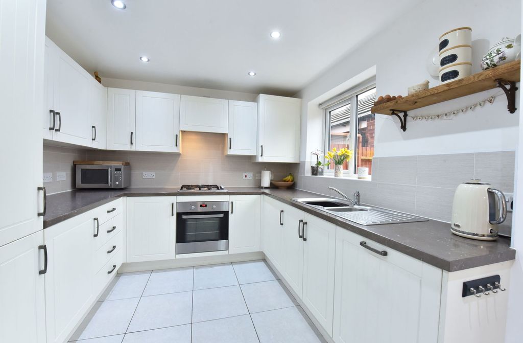 4 bed detached house for saleKingswinford, Pullman Drive DY6 photo 3