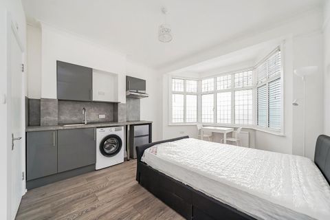 Mayfield Road North Chingford E4, Studio to rent