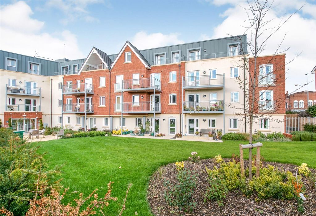 1 bed flat for saleMacaulay Road, Broadstone, Dorset BH18