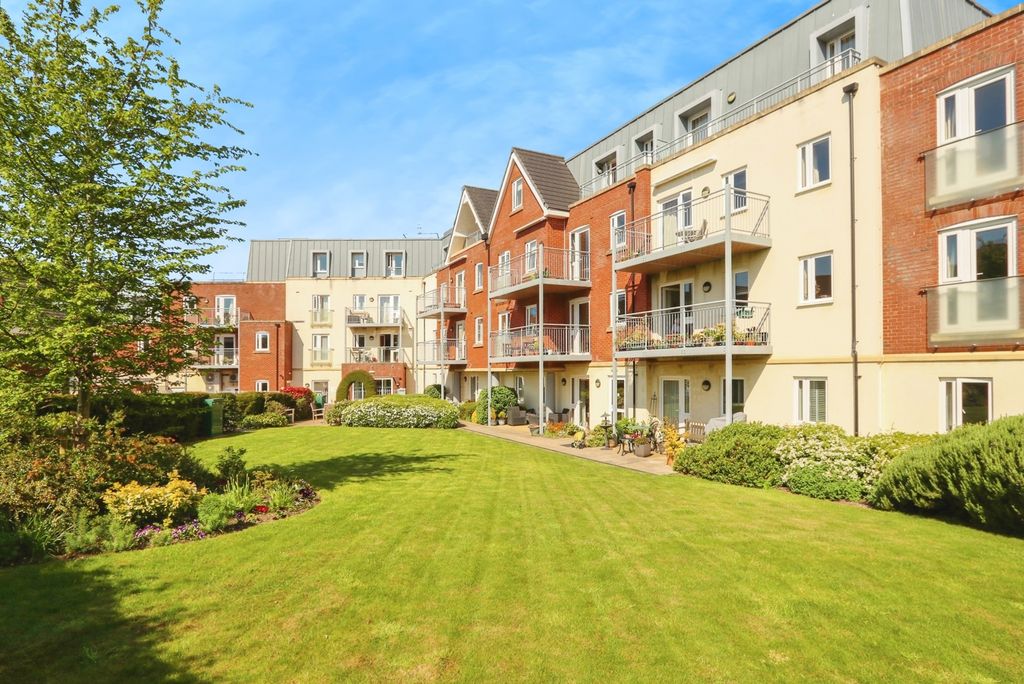 1 bed flat for saleMacaulay Road, Broadstone, Dorset BH18