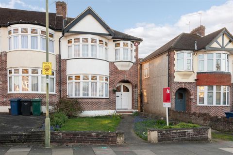 Woodfield Drive, East Barnet EN4