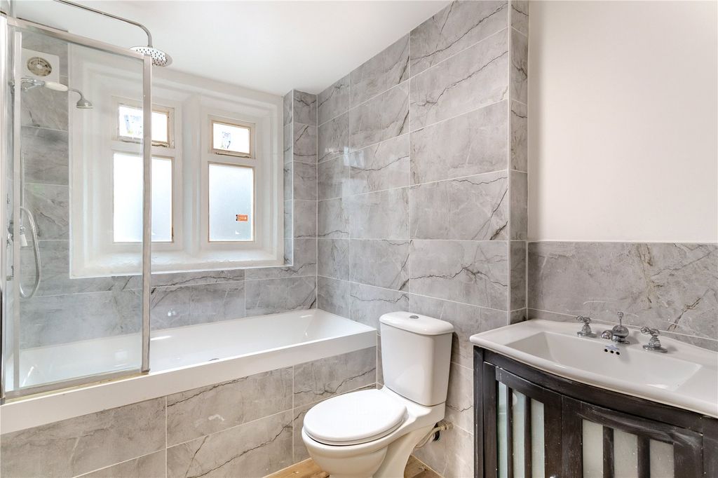 Additional image 9 of 3 bed flat for saleApartment E, The Hollies, Weetwood Lane, Leeds LS16