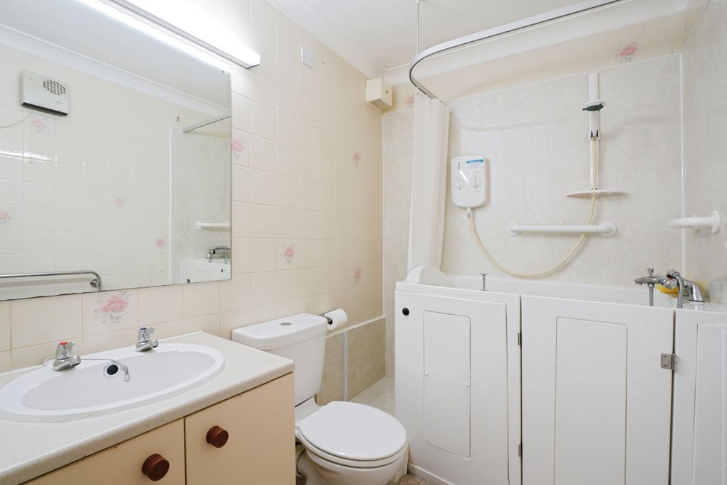 Additional image 5 of 1 bed flat for saleBerrycoombe Road, Bodmin, Cornwall PL31