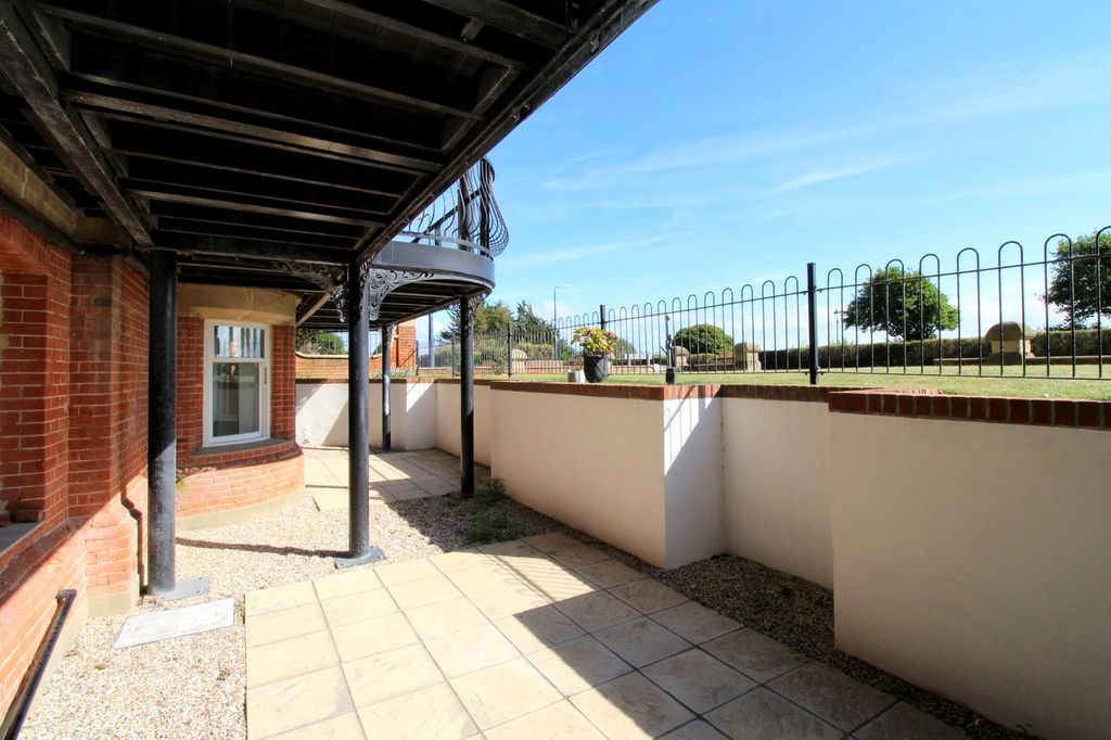 Additional image 9 of 2 bed flat for saleChevalier Road, Felixstowe, Suffolk IP11