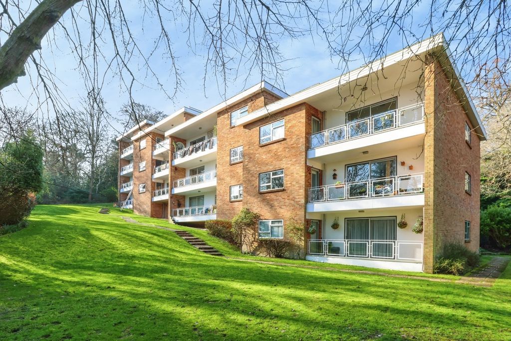 3 bed flat for saleWallace Road, Broadstone, Dorset BH18