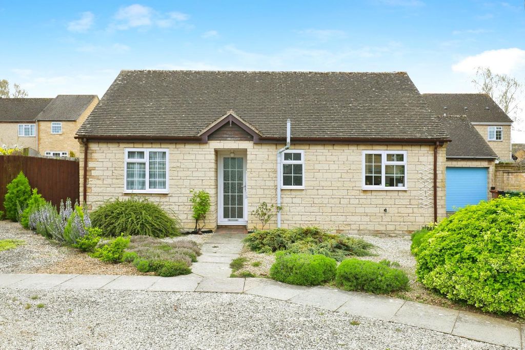 2 bed bungalow for saleMorris Road, Broadway, Worcestershire WR12