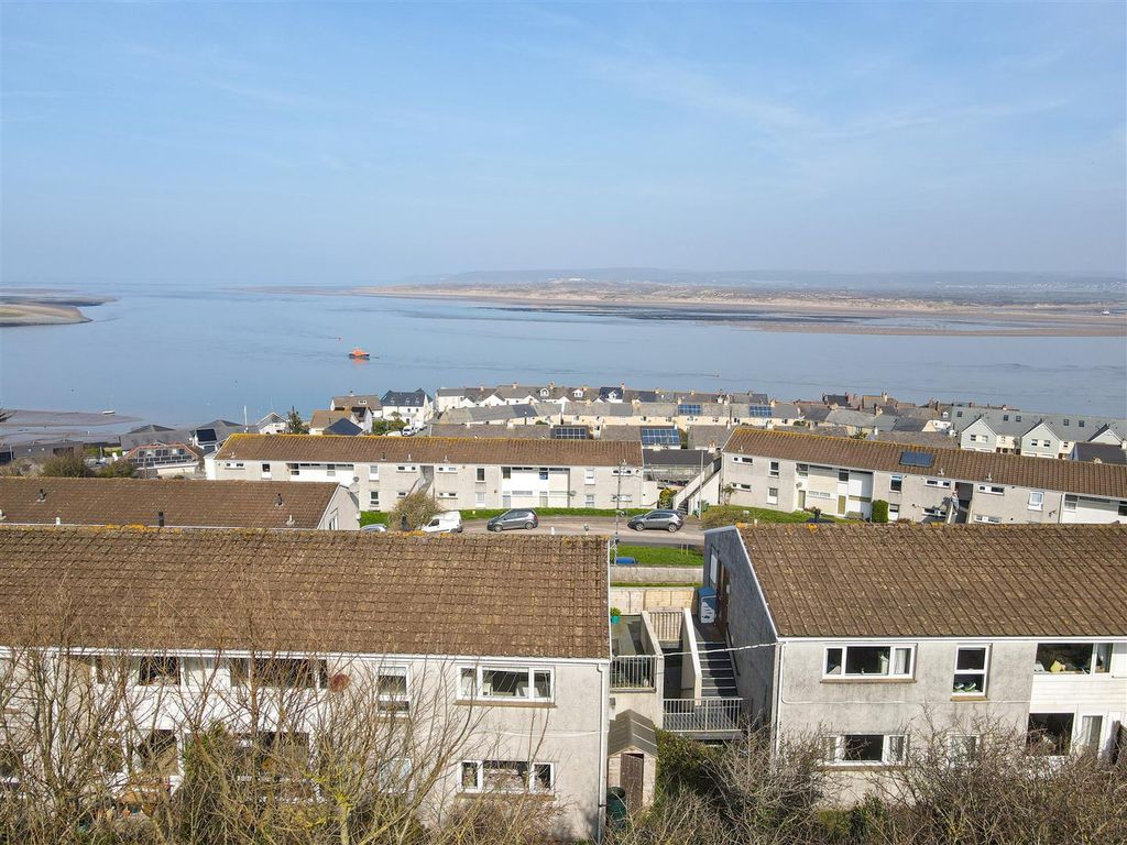 2 bed flat for saleThe Mount, Appledore EX39