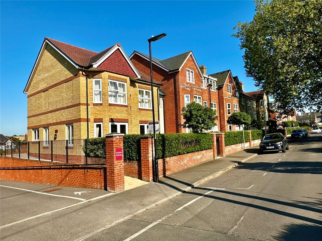 2 bed flat for saleNorth Close, Lymington, Hampshire SO41