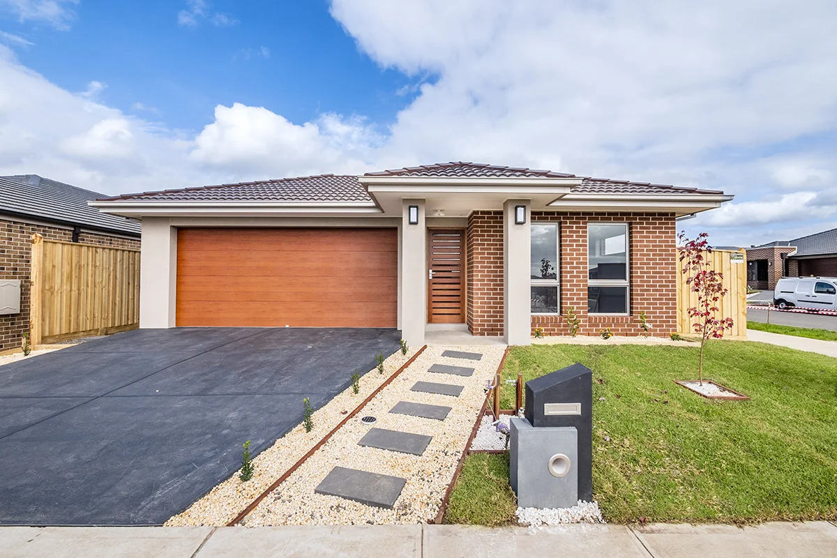 2 Owlcat Avenue, Clyde North VIC 3978