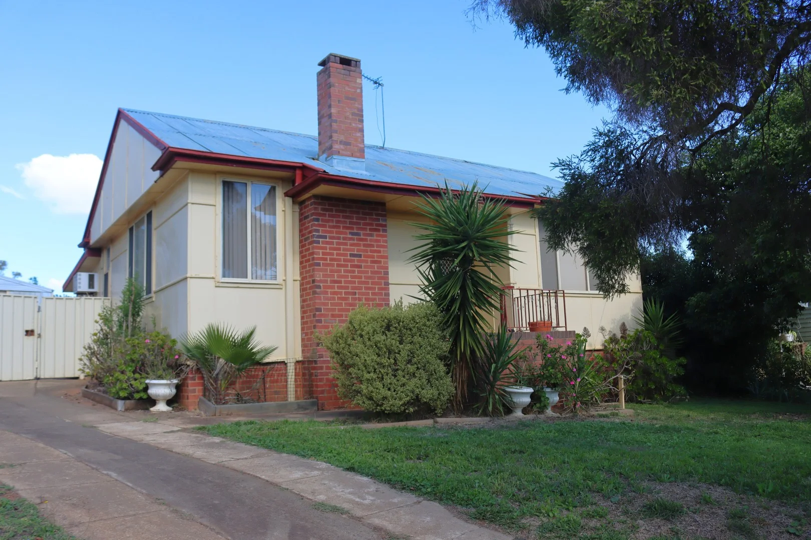 49 Phillip Avenue, Mount Austin NSW 2650