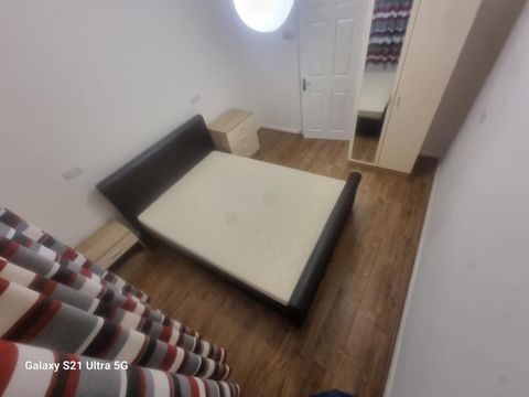 High Street UB3, Room to rent