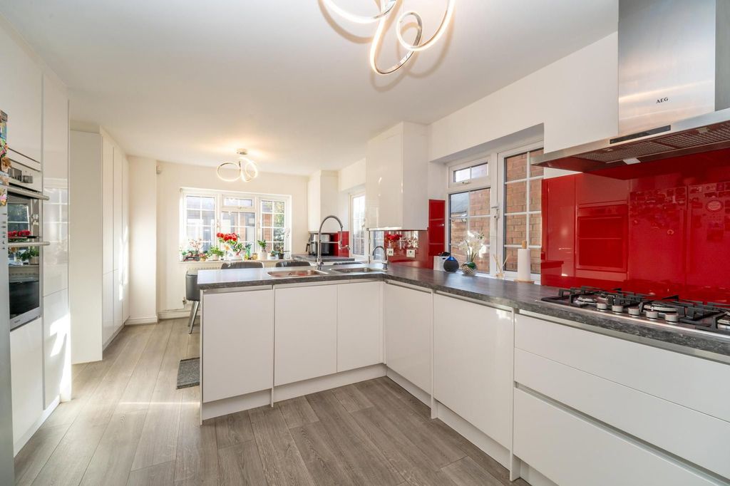 Additional image 2 of 6 bed detached house for saleTilehouse Close, Borehamwood WD6