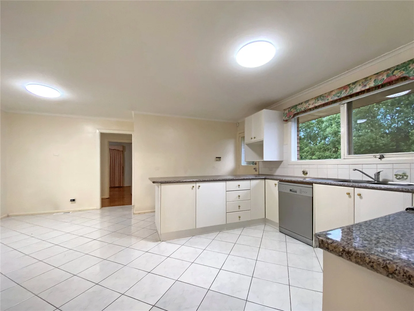 7 Randall Ct, Mount Waverley VIC 3149 photo 4