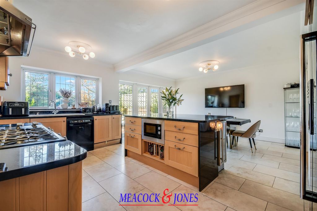 Additional image 7 of 5 bed detached house for saleMount Avenue, Hutton Mount, Brentwood CM13