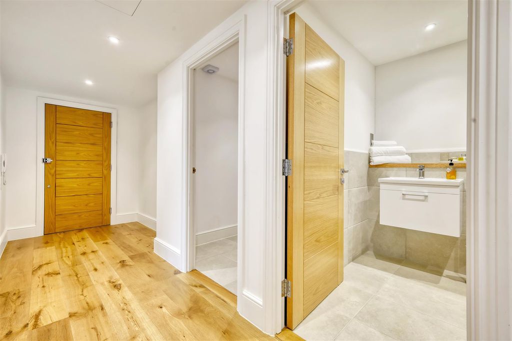 Additional image 15 of 2 bed flat for sale41 Shenfield Road, Shenfield, Brentwood CM15