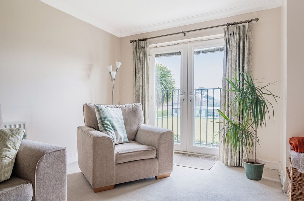 2 bed flat for saleGreenfields, Middleton On Sea PO22 photo 4