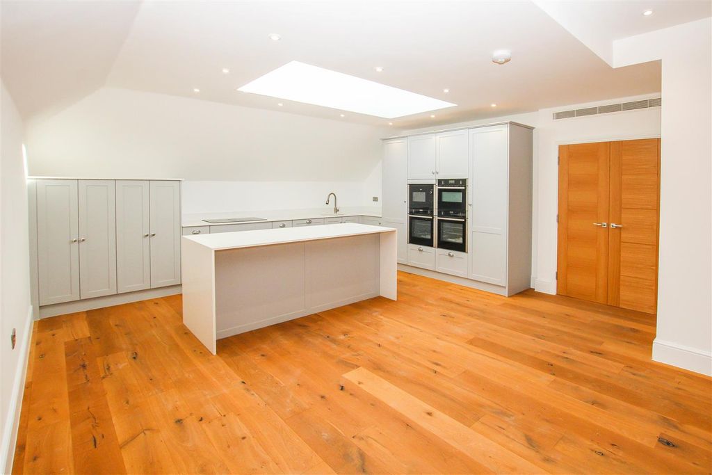 Additional image 6 of 2 bed flat for saleShenfield Road, Shenfield, Brentwood CM15