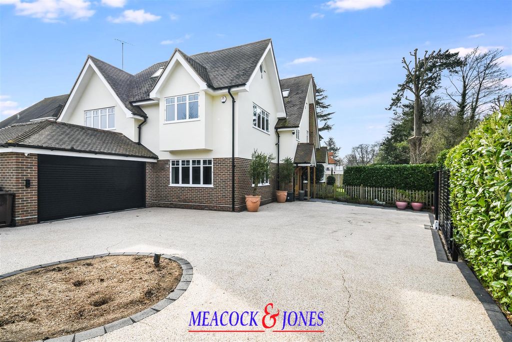 Additional image 23 of 5 bed detached house for saleRoundwood Avenue, Hutton Mount, Brentwood CM13