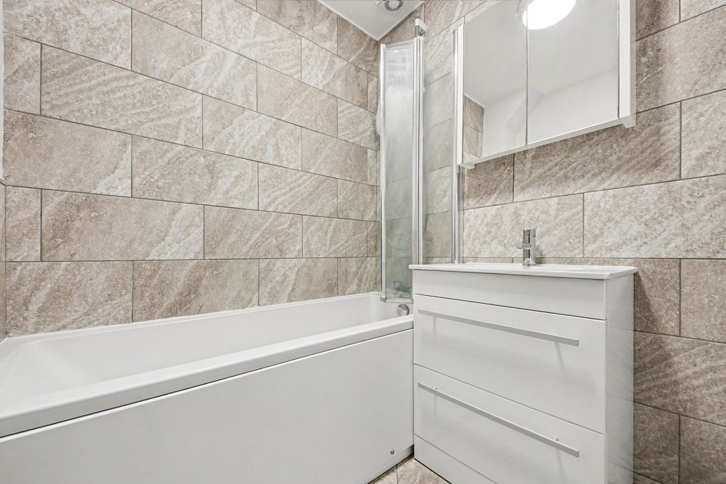 Additional image 10 of 2 bed flat for sale96 Midanbury Lane, Bitterne SO18