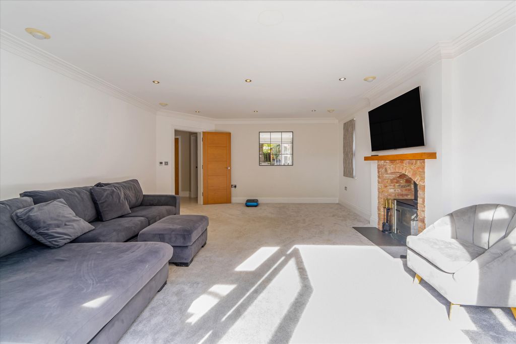 Additional image 7 of 7 bed detached house for saleTilehurst Lane, Binfield, Bracknell, Berkshire RG42