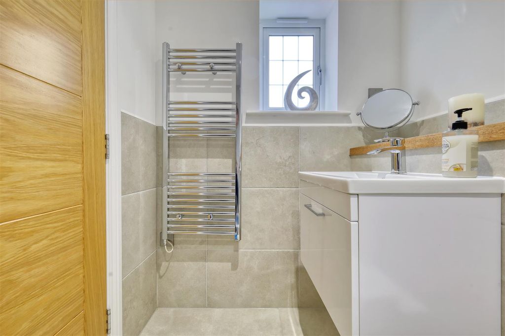 Additional image 11 of 2 bed flat for sale41 Shenfield Road, Shenfield, Brentwood CM15