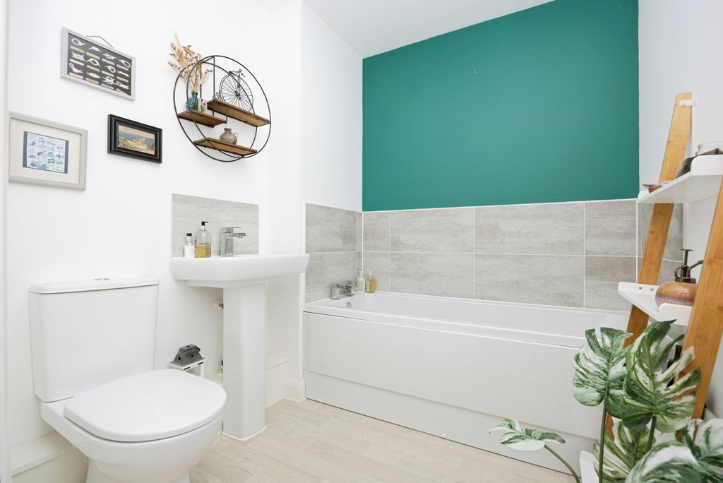 Additional image 8 of 2 bed flat for saleLouisburg Avenue, Bordon, Hampshire GU35
