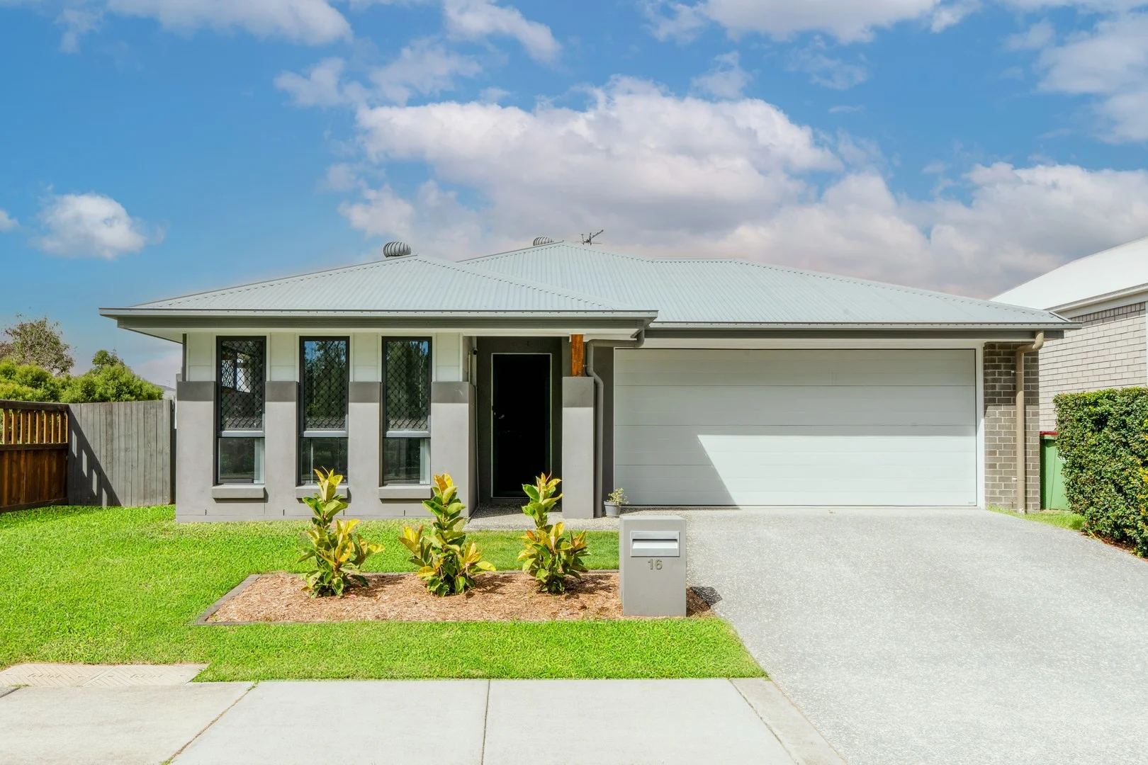 16 Bloomfield Esplanade, South Maclean QLD 4280