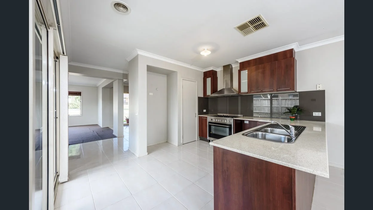 16 Thunderbolt Drive, Cranbourne East VIC 3977 photo 4