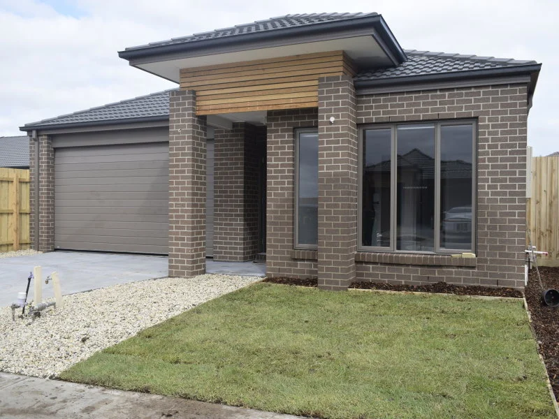 3 Fairlane Court, Cranbourne East VIC 3977