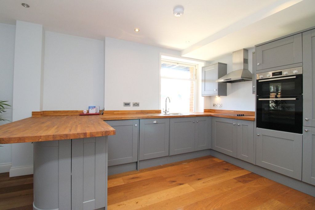 2 bed flat for saleChevalier Road, Felixstowe, Suffolk IP11