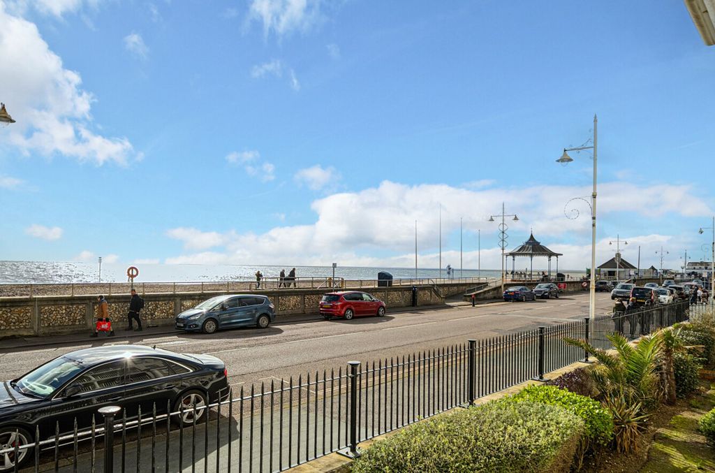 3 bed flat for saleThe Esplanade, Esplanade Grande The Esplanade PO21 photo 5