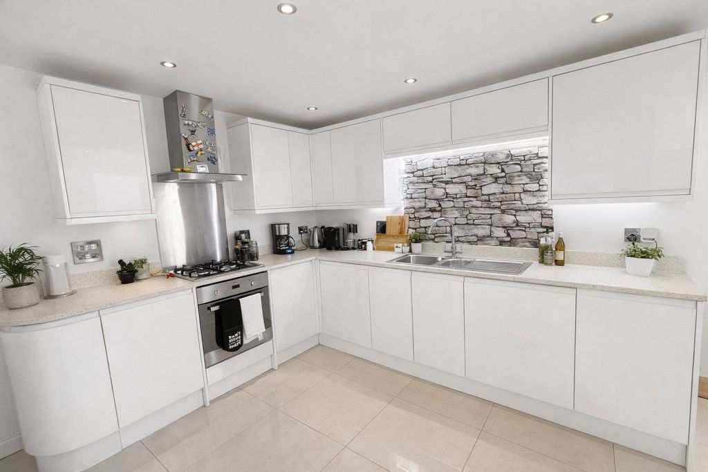Additional image 5 of 3 bed flat for saleChrisharben Court, Green End, Clayton, Bradford BD14