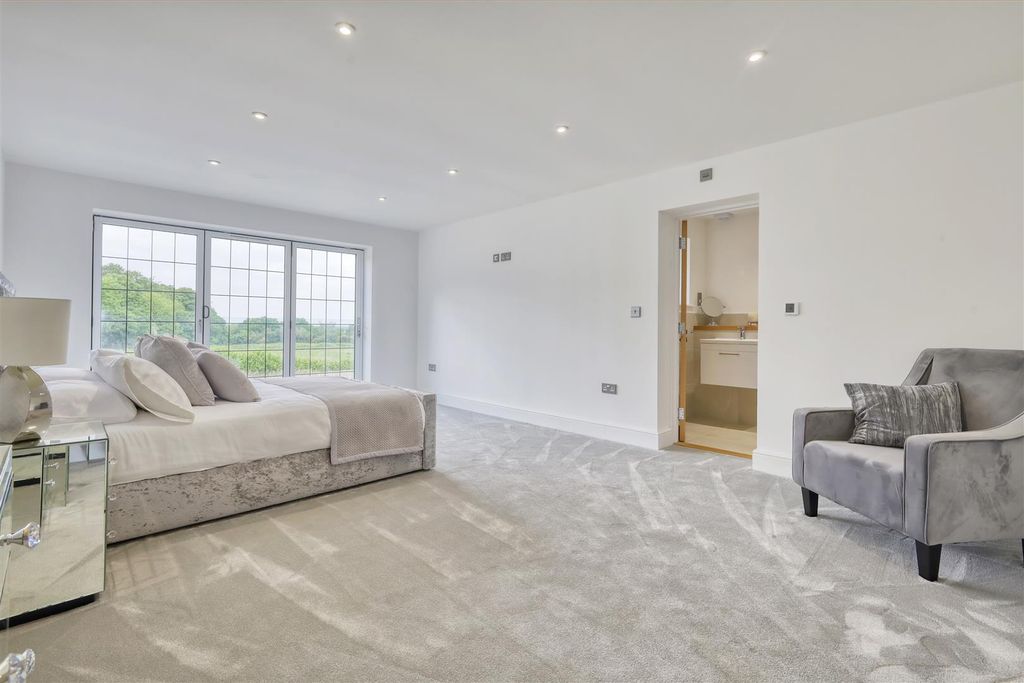 Additional image 10 of 2 bed flat for sale41 Shenfield Road, Shenfield, Brentwood CM15