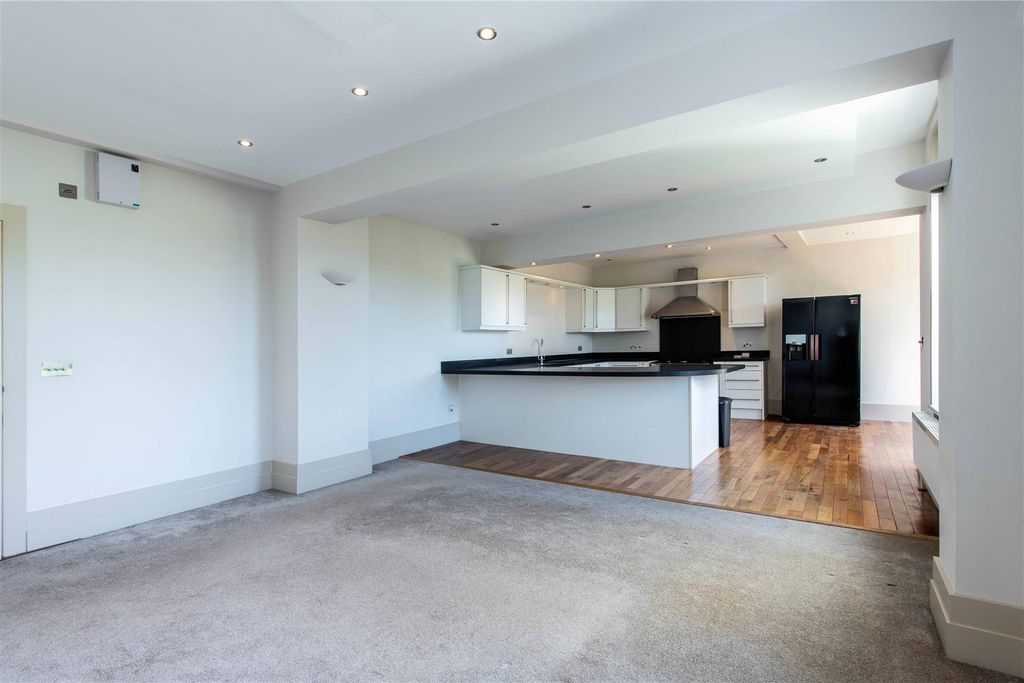 Additional image 4 of 2 bed flat for saleWestern Terrace, The Park NG7