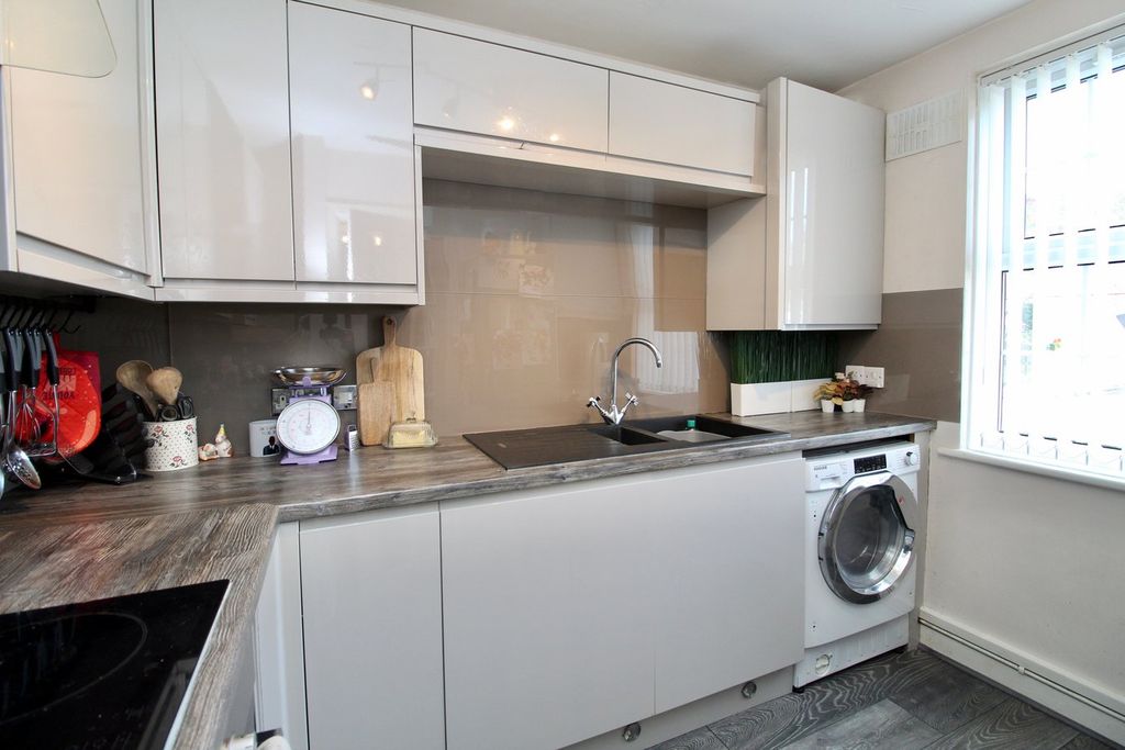 Additional image 4 of 2 bed flat for saleGrosvenor Mews, Lymington SO41