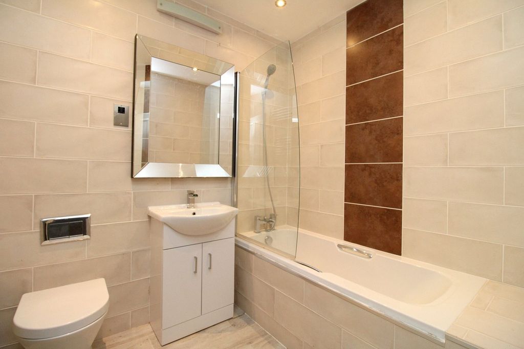 Additional image 3 of 2 bed flat for saleChevalier Road, Felixstowe, Suffolk IP11