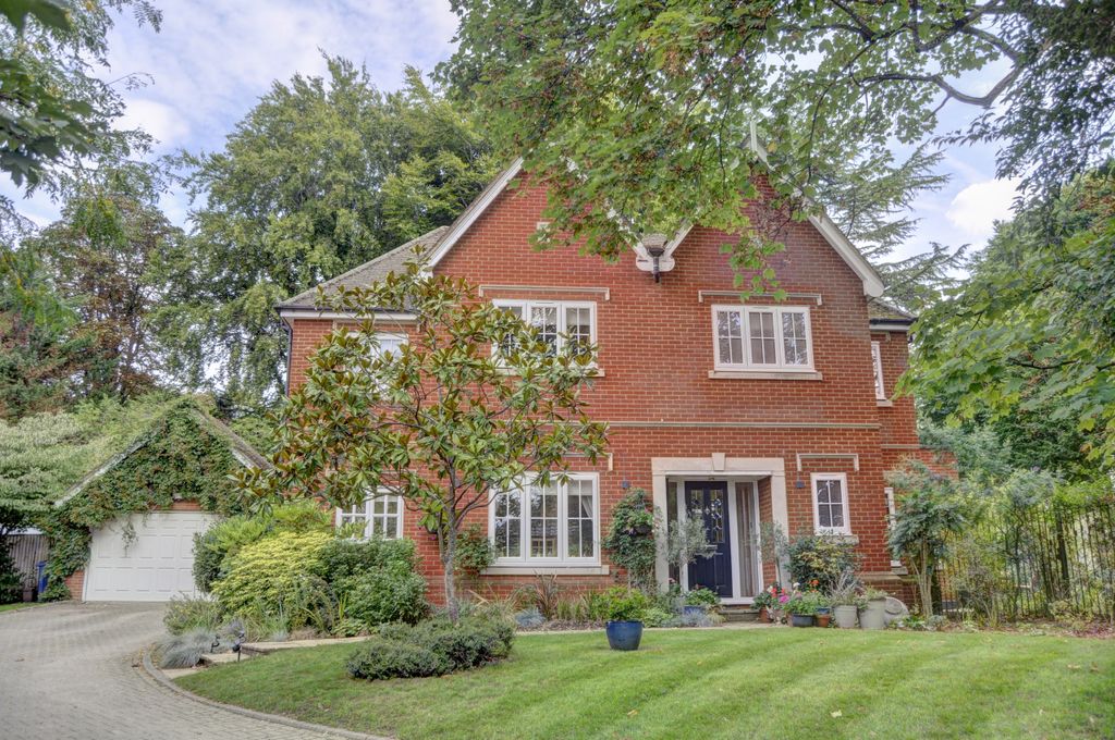 5 bed detached house for saleMaple House, Northern Heights, Bourne End, Buckinghamshire SL8