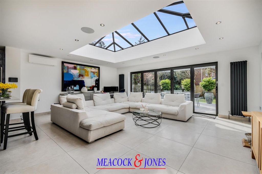 Additional image 8 of 5 bed detached house for saleRoundwood Avenue, Hutton Mount, Brentwood CM13