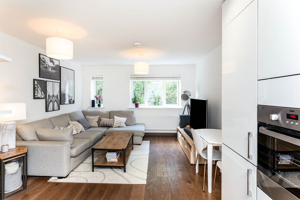 Additional image 2 of 2 bed flat for saleSummerhouse Hill, Buckingham MK18
