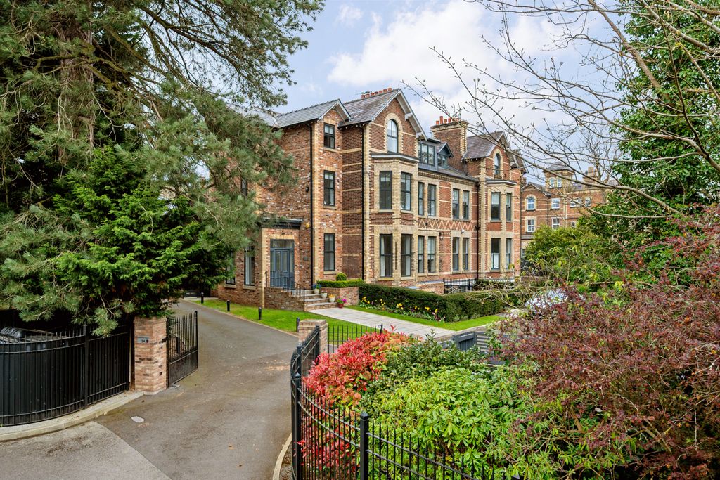 2 bed flat for saleDaveylands, Wilmslow, Cheshire SK9