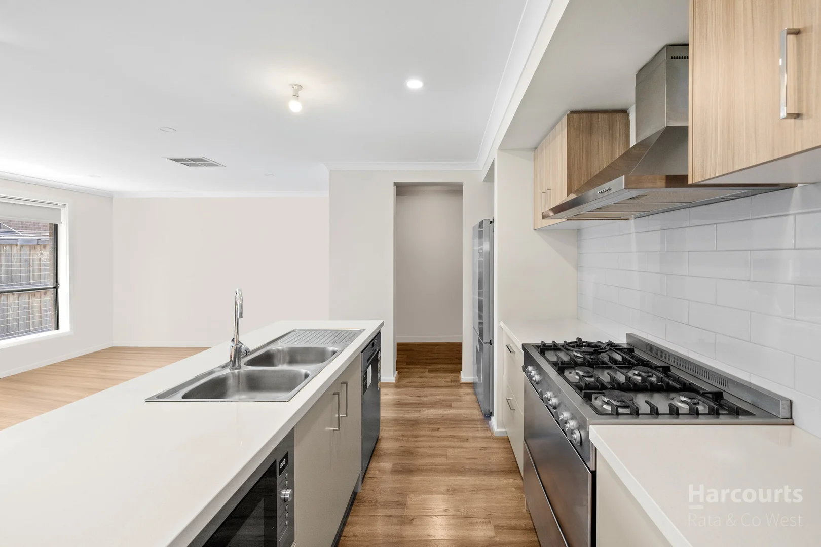 28 Lineker Drive, Deanside VIC 3336 photo 3