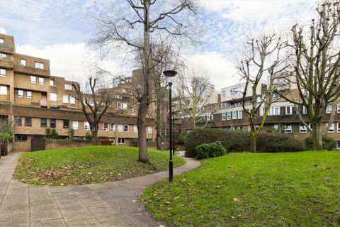 Cloysters Green, London E1W