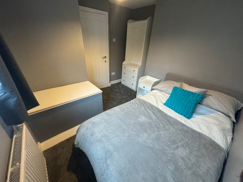 Ozleworth, Kingswood BS15, Room to rent