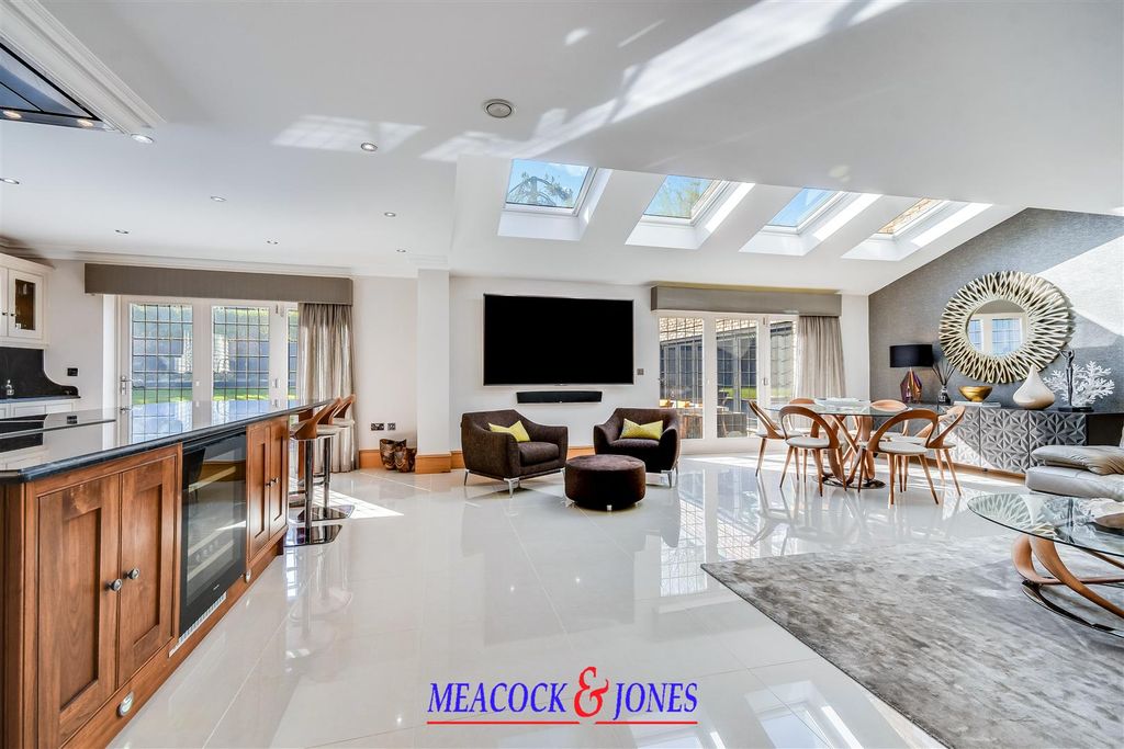 Additional image 10 of 6 bed detached house for saleChallacombe Close, Hutton Mount, Brentwood CM13