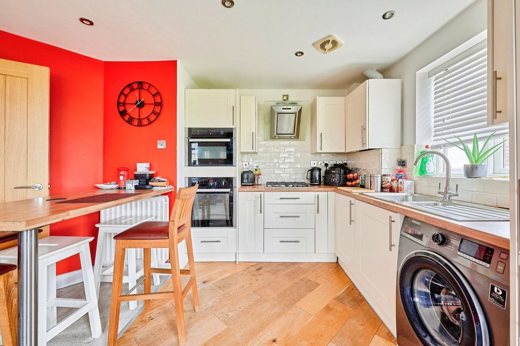 2 bed flat for saleThe Thatchers, Bishop's Stortford CM23 photo 4