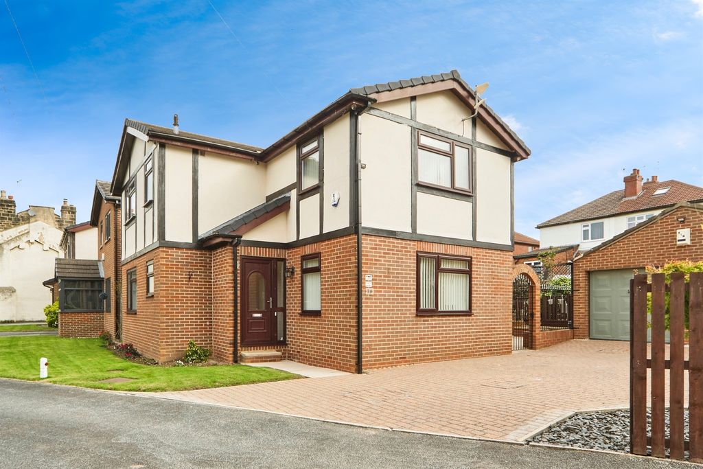 4 bed detached house for saleMount Pleasant, Bramley, Leeds LS13