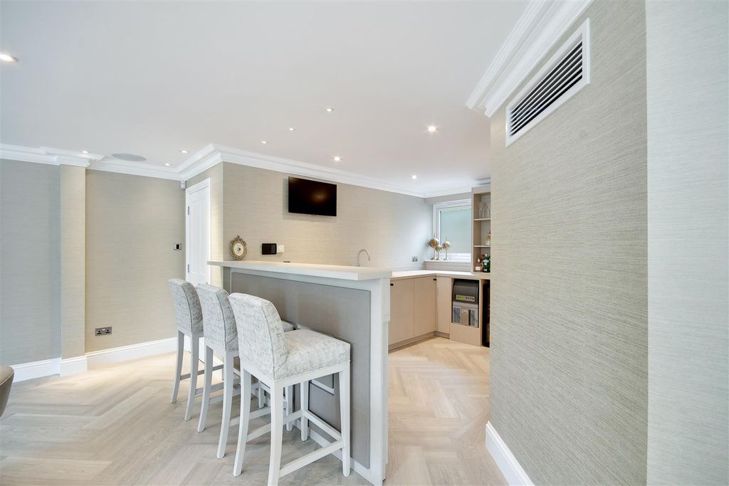 Additional image 9 of 6 bed detached house for saleWambrook Close, Hutton Mount, Brentwood CM13