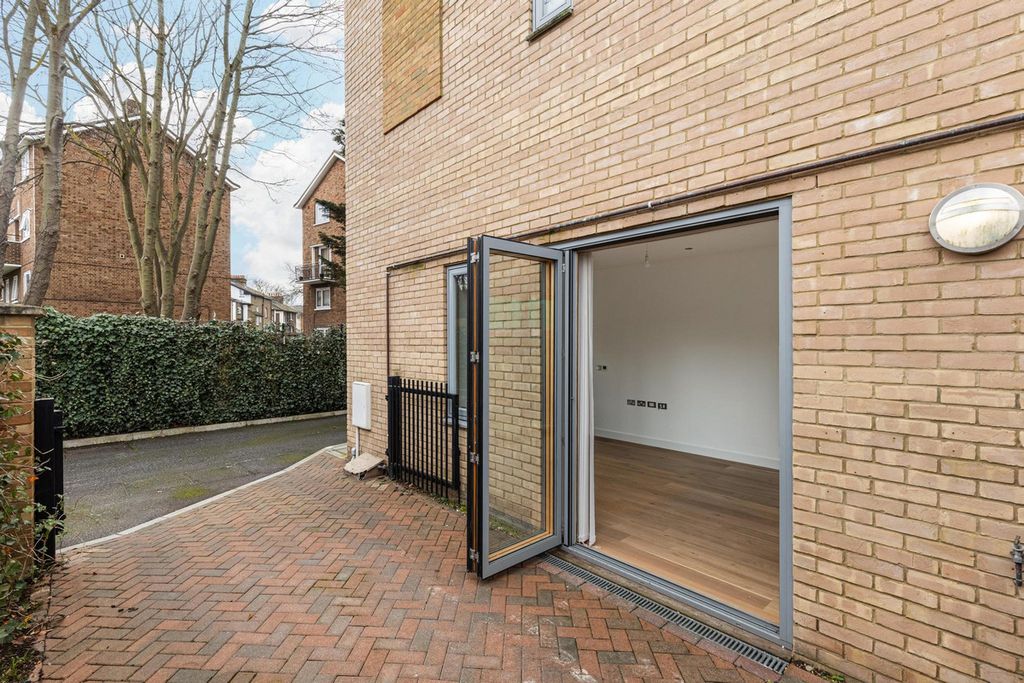 Additional image 14 of 4 bed semi-detached house for saleGibsons Place, Brentford TW8