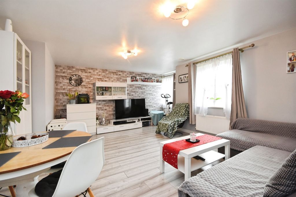 Additional image 3 of 2 bed flat for salePerryfields, Braintree CM7